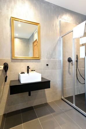 Deluxe Double Room | Bathroom | Free toiletries, hair dryer, slippers, towels