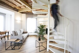 华丽公寓 | 起居区 | 40-英寸纯平电视（配备数码频道）