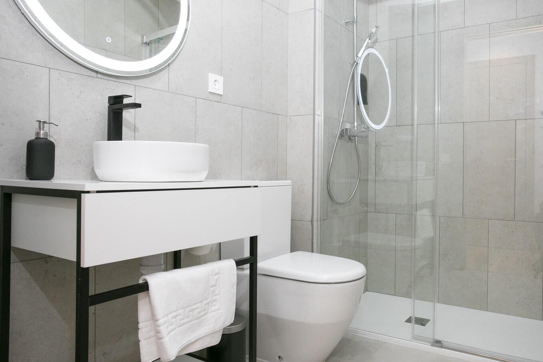 Apartamento Deluxe | Baño | Ducha, secador de pelo, toallas y jabón