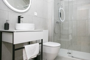 Deluxe Apartment | Bathroom | Shower, hair dryer, towels, soap