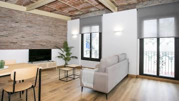 Departamento Premium | Área de sala de estar | Televisión de pantalla plana de 40 pulgadas con canales digitales