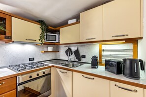 Frigorifero, microonde, forno, piano cottura