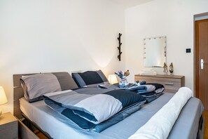 4 soverom, strykejern/-brett, wi-fi (inkludert) og sengetøy