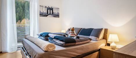 4 makuuhuonetta, silitysrauta/-lauta, ilmainen Wi-Fi, vuodevaatteet