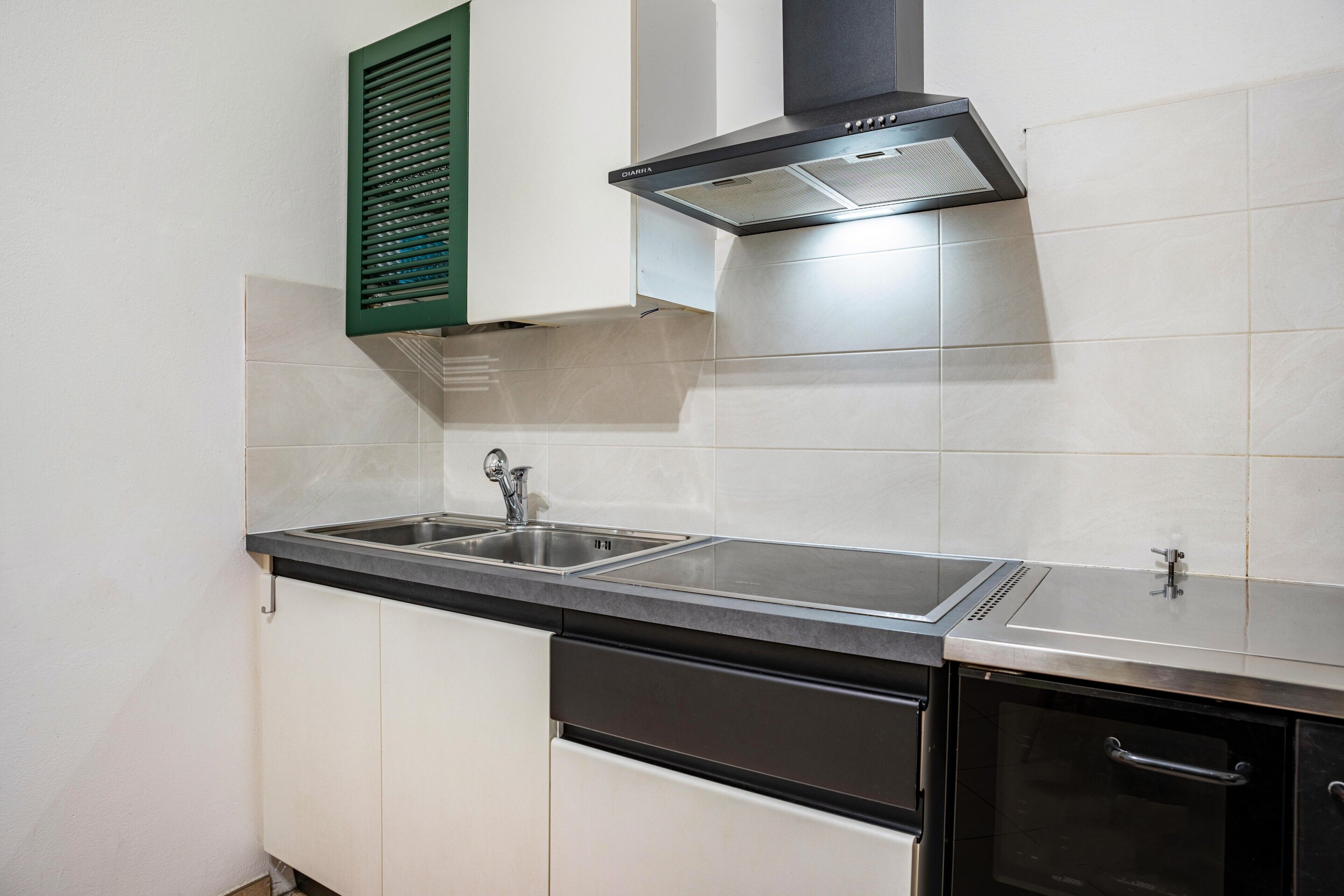 Frigorifero, forno, piano cottura, bollitore elettrico