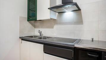 Frigorifero, forno, piano cottura, bollitore elettrico