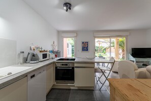 Frigorífico, microondas, horno y placa de cocina