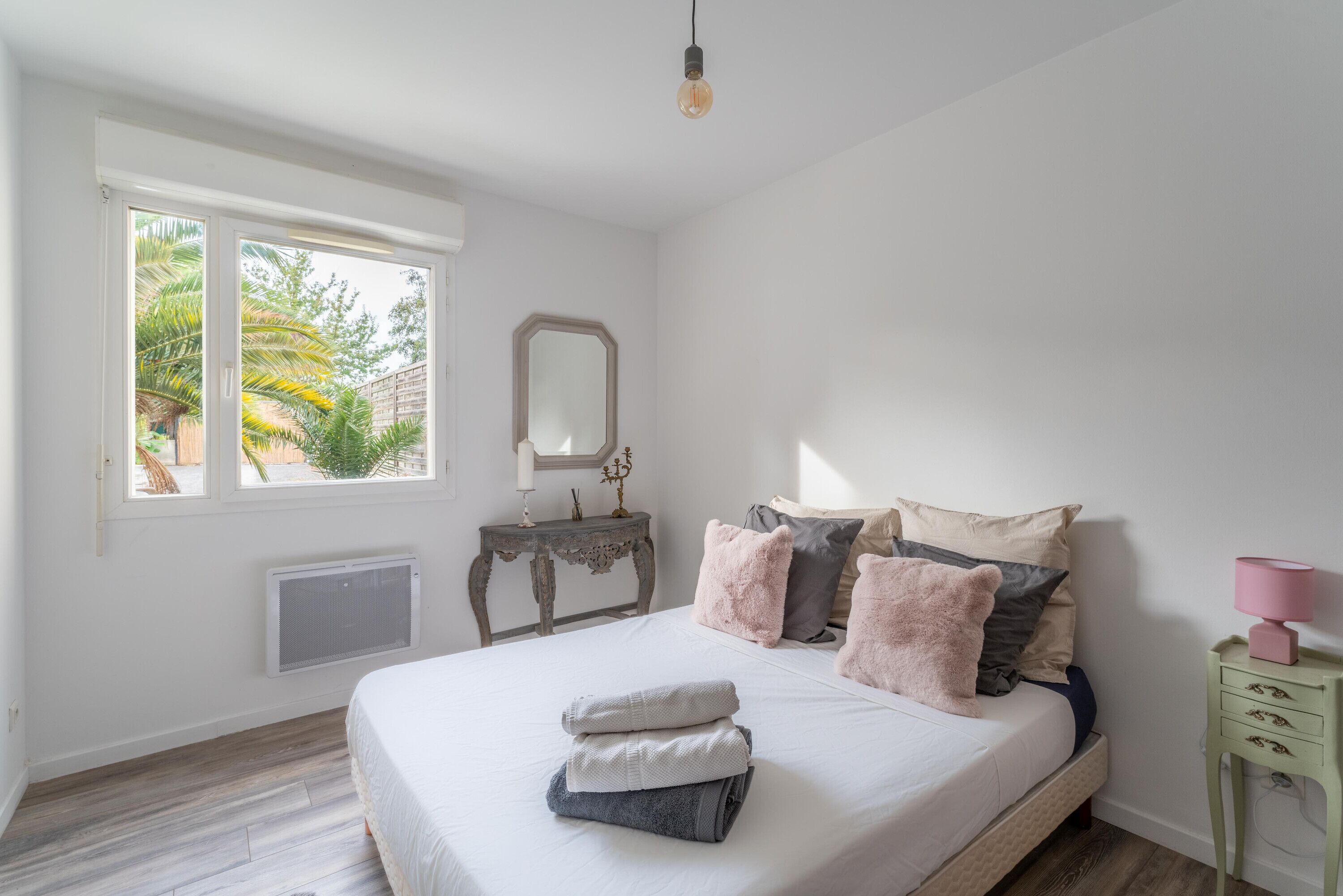 2 slaapkamers, een strijkplank/strijkijzer, gratis wifi, beddengoed