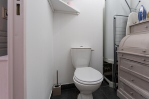 Bathtub, hair dryer, towels