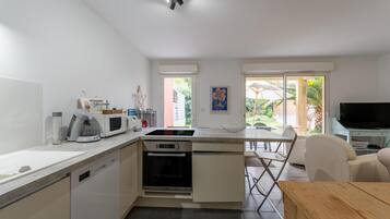 Refrigerador, microondas, horno, placa de cocina