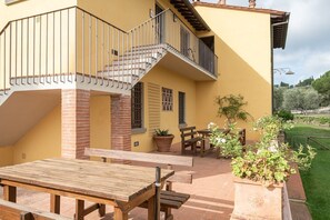 Outdoor dining - Farmhouse 'Il Pintello - La Lepre' with Shared Pool, Wi-Fi and Air Conditioning (San Casciano VP)