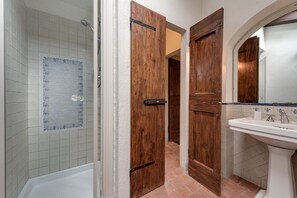 Shower, hair dryer, towels - Farmhouse 'Il Pintello - La Lepre' with Shared Pool, Wi-Fi and Air Conditioning (San Casciano VP)