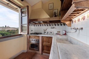 Jääkaappi, uuni, liesi, kahvin-/teenkeitin