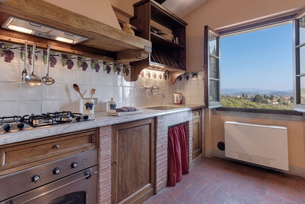 Fridge, oven, stovetop, electric kettle