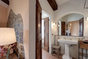 Shower, hair dryer, towels - Farmhouse 'Il Pintello - Il Riccio' with Shared Pool, Wi-Fi and Air Conditioning (San Casciano VP)