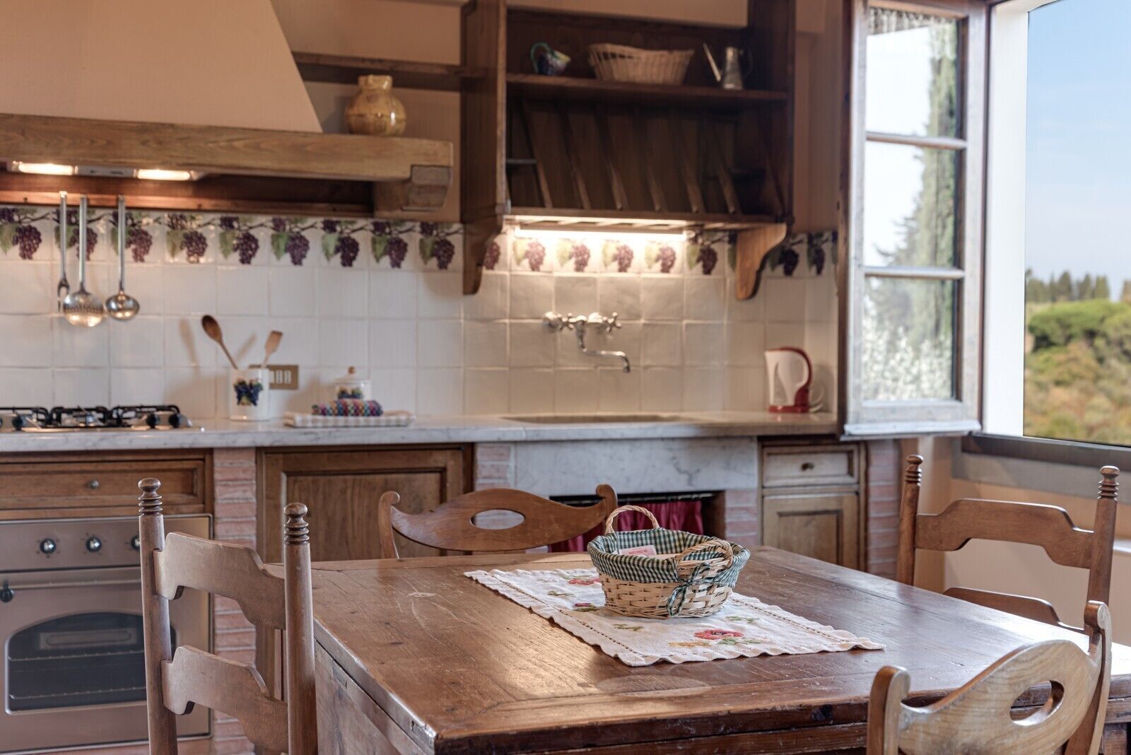 Fridge, oven, stovetop, coffee/tea maker