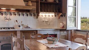 Fridge, oven, stovetop, coffee/tea maker