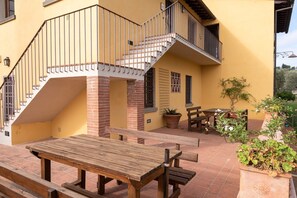 Outdoor dining - Farmhouse 'Il Pintello - Il Riccio' with Shared Pool, Wi-Fi and Air Conditioning (San Casciano VP)