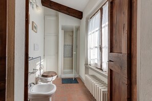 Shower, hair dryer, towels - Farmhouse 'Il Pintello - Il Riccio' with Shared Pool, Wi-Fi and Air Conditioning (San Casciano VP)