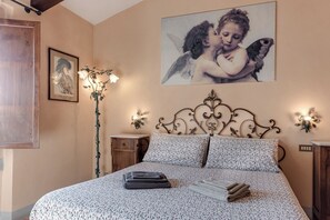 1 slaapkamer, een strijkplank/strijkijzer, gratis wifi, beddengoed