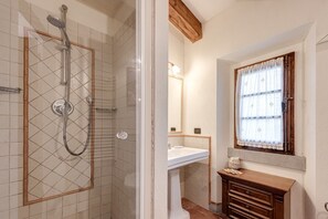 Ducha, secador de pelo, toallas