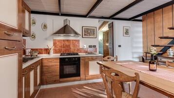 Fridge, oven, stovetop, coffee/tea maker