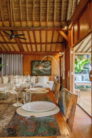 Vila design | Cozinha privada | Geladeira, micro-ondas, fogão, cooktop