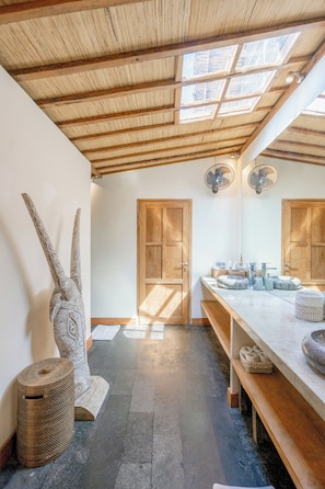 Design Villa | Bathroom | Shower, hair dryer, towels