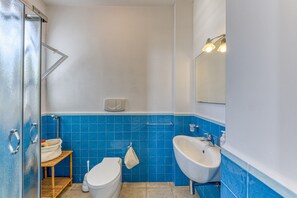 Dusche, Haartrockner, Handtücher