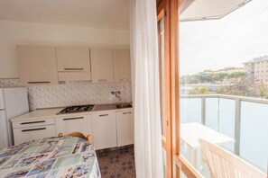 Apartamento, 2 quartos, sacada, vista para a cidade | Sacada