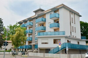 Apartamento, 2 quartos, sacada, vista para a cidade | Fachada