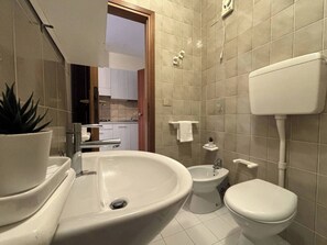 Studio, Balkon, Meerblick | Badezimmer