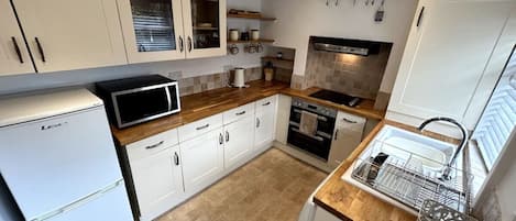 Een koelkast, een magnetron, een oven, een kookplaat