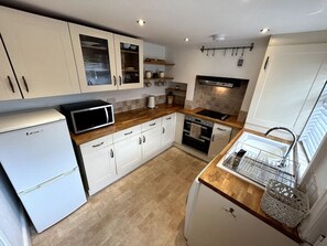 Frigorífico, microondas, horno y placa de cocina