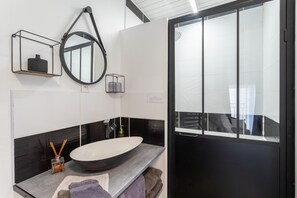 Douche, articles de toilette gratuits, sèche-cheveux