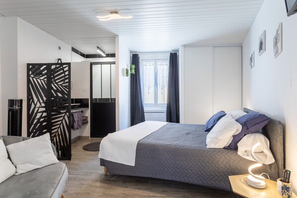 1 chambre, fer et planche Ă repasser, Wi-Fi gratuit, draps fournis