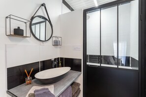 Dusche, Haartrockner, Handtücher