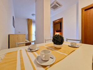 Apartment, 1 Schlafzimmer, Balkon | Esszimmer