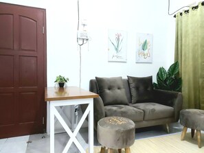 TV - House with 3 BR near XTSquare @Nitikan HouseA (Jogja)