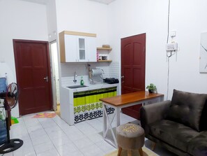 TV - House with 3 BR near XTSquare @Nitikan HouseA (Jogja)