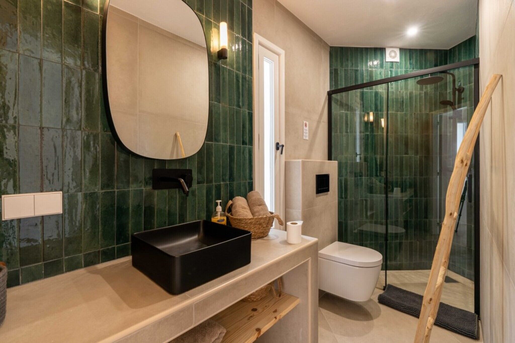 Badewanne, Haartrockner, Handtücher