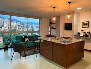 Interior - Apartamento Exclusivo en Poblado, Ubicación Céntrica (Medellín)