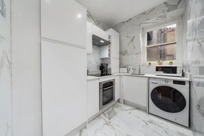 Fridge, microwave, oven, stovetop - Prestigious Apartment on Oxford Street - 2 Bedroom (Greater London)
