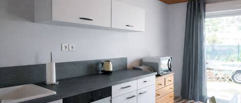 Réfrigérateur, micro-ondes, four, plaque de cuisson