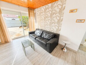 TV - Renovated House with Garden, Near Beach, Sleeps 4, Pet-Friendly, Private Parking (La Tranche-sur-Mer)