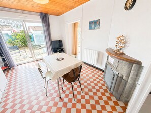 Dining - Renovated House with Garden, Near Beach, Sleeps 4, Pet-Friendly, Private Parking (La Tranche-sur-Mer)