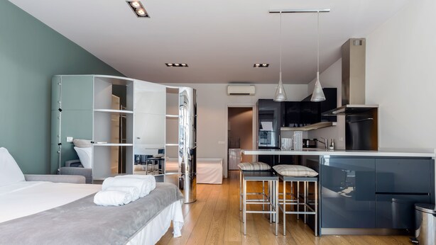 A modern hotel room with a bed, a kitchenette, and a seating area. - Milan Retreats Brera (Milan)