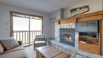 Een televisie en een open haard