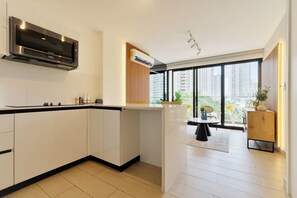 Réfrigérateur, micro-ondes, four, plaque de cuisson