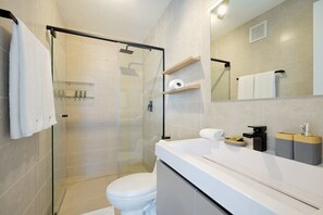 Douche, sèche-cheveux, serviettes fournies
